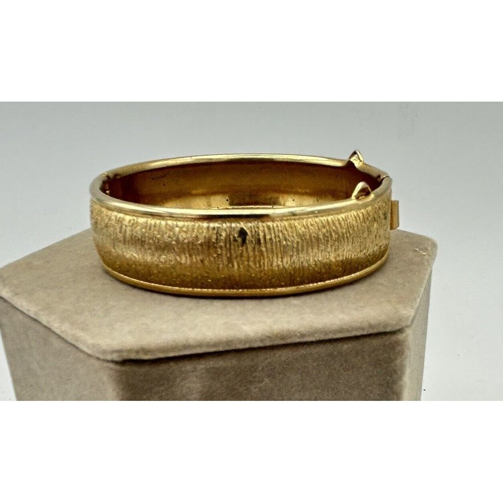 Vtg CORO Pegasus Bracelet 1940-50s  Textured Gold Tone Hinged Bangle Retro 2.5" - Picture 2 of 7